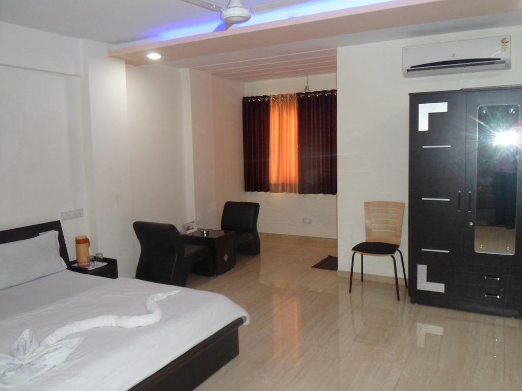 Hotel Rajdeep Inn Ahmedabad Exterior photo